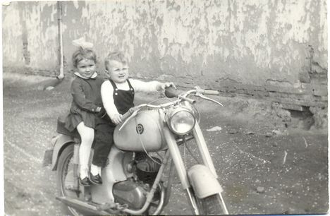 Cs.  Zoltán  és  Emese  ül  a  motoron