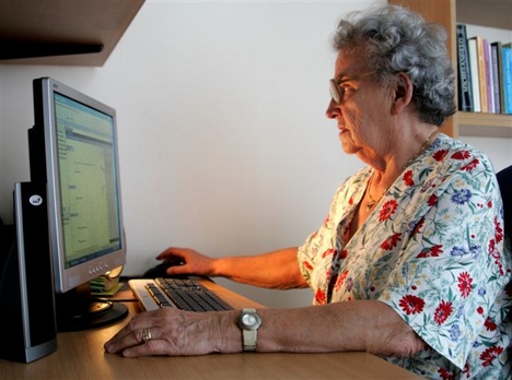 nyugdíjas számítógépnél