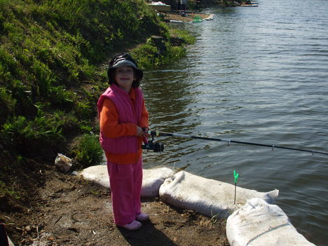 Lányom első horgászata