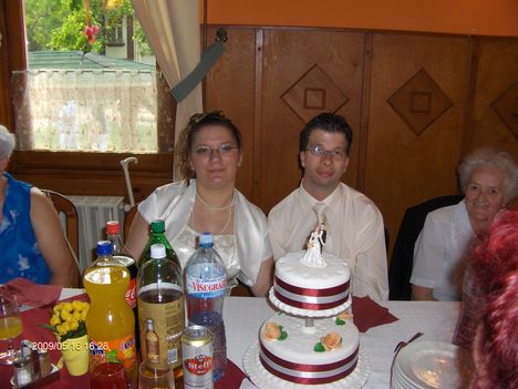 Esküvői tortával 2