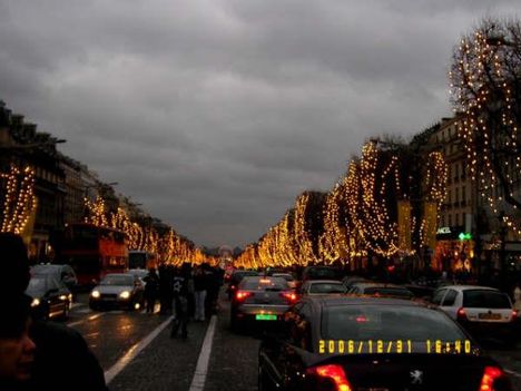 A Champs-Elysées még karácsonyi díszben