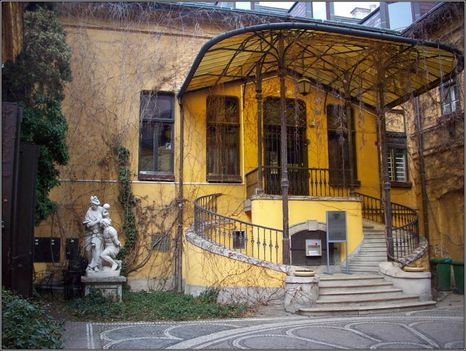 184. Magyarország - Budapest.  Építőművészek Szövetségének Székháza, udvari bejárat