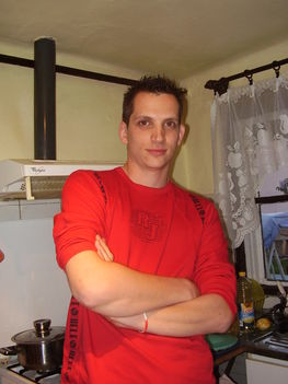 olyan ismerős nekem...de honnan?jaaa..ő a férjem:D