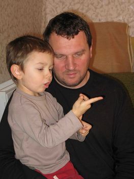 Zsombor számolni tanítja az apját, Gábort 2008-ban