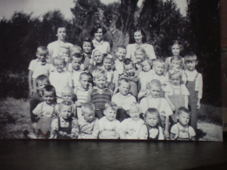 ez a kép a Vőlcseji ovodásokrol és nevelőikről keszűlt 1951 be