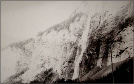 188. Svájc - a jungfrau oldalképe vízeséssel