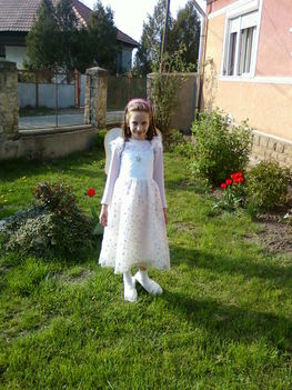 Kamilla unokám a kertem tündére