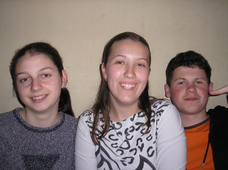 Aprilis 11 089