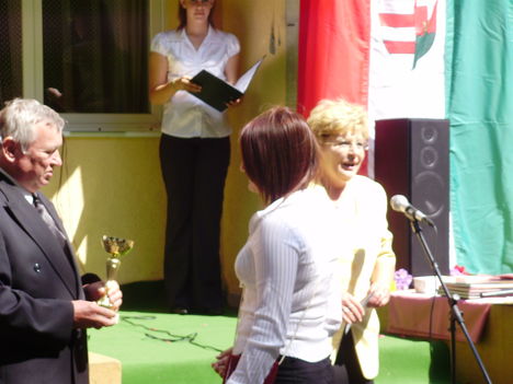 Nikol a siker díját veszi át