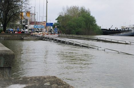 A rakparton a víz az úr