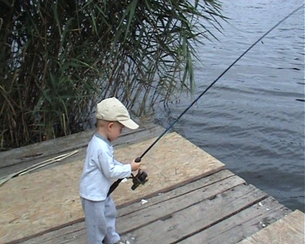 Patrik az unoka horgászik