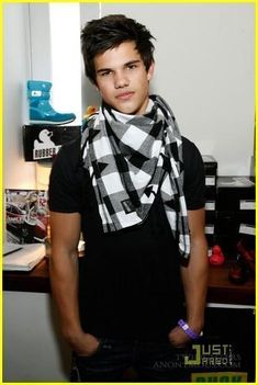 how-sexy-is-that-jacob-black-3607627-335-500