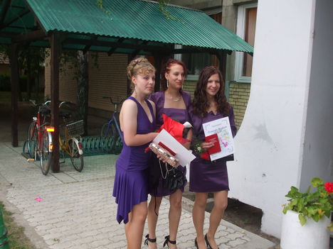 Karolina ballag az iskolatol