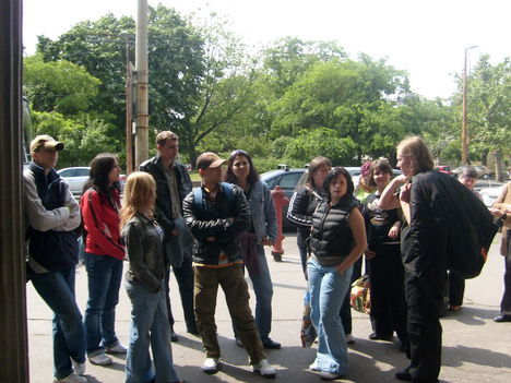Vidámpark előtt