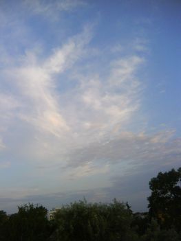 az erkély panorámája felfelé az égre