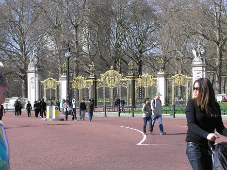 London. Buckingham-palota jobb oldalánál.2oo9.03.17