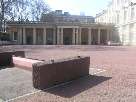 London.Buckingham-palota bal oldala,előtérben a behajtásgátlóval. 2009.03.17