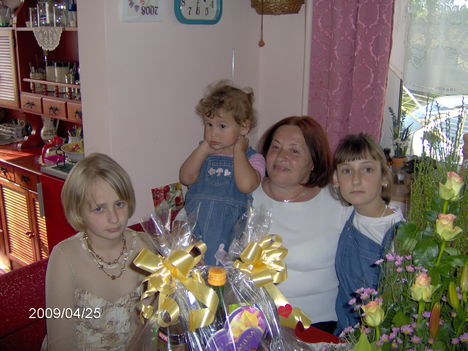 2009.04.három a kislány+a nagyi