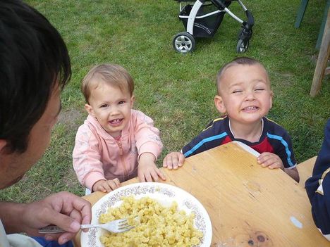 krisi és lili a két kis vigyori