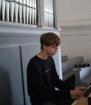 Tóth Tamás Bendegúz zeneszerző billentyűs játékos ellenőrzi a klaviatúrát