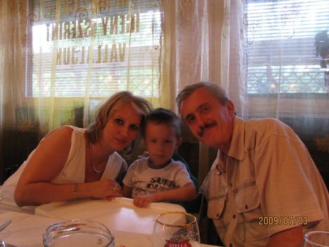 2009. Családi vacsora tesóm diplomaosztója után