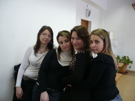 Niki, Márti,én és Gina a suliban