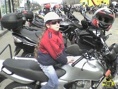 Legkisebb lányom Jenny aki szintén nagy motoros már most:)találkozón van