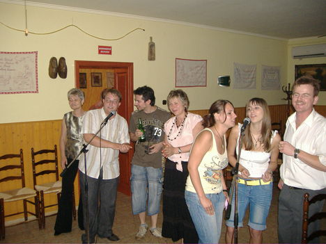 Vacsi után karaoke..