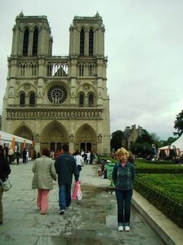 Notre-Dame torony előtt