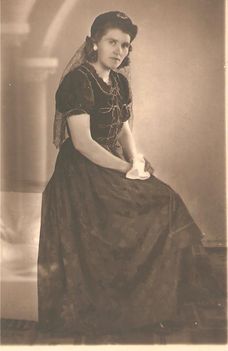 Édesanyám diszmagyarban 1940-ben