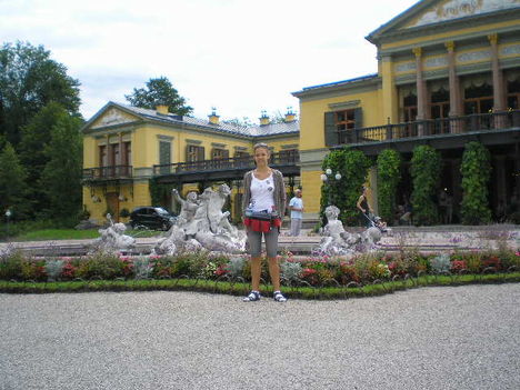 Kaiser Villa előtt