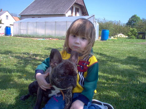 Adélka Henci kutyával