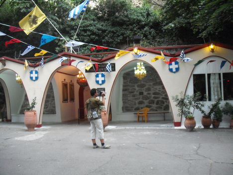 A sziklába vájt Szt.Paraschiva templom bejárata