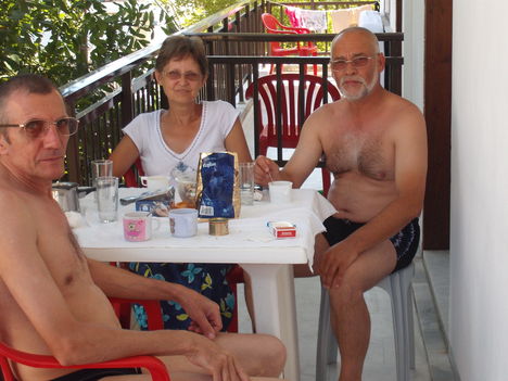 Sörözűnk a teraszon