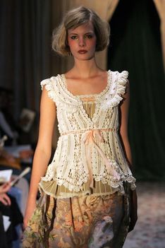 divatbemutatóból 2009-es modell irirsh lace mintás