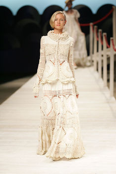 Kenzo modellház divatbemutatójáról 2009 irish lace mintás ruha