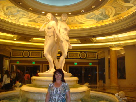 Caesars hotel aulája Vegasban