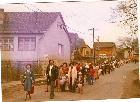 1981., május elseje, felvonulás. Menet elején a Varroda dolgozói, Herger Béla főműszerész vezetésével. /Kép: Bacsó Miklósné/