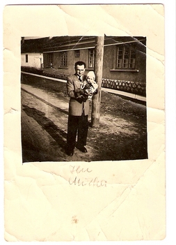 Bacsó Miklós és Ilona az Egészségház előtt, 1954. /Kép: Bacsó Miklósné/
