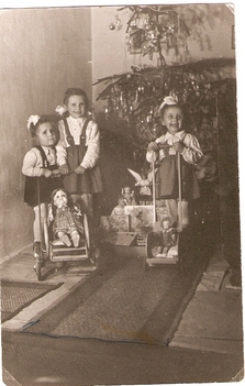 Karácsony, 1950-es évek vége. Leicht Mária, Leicht Erzsébet, Bacsó Ilona /Kép: Bacsó Miklósné/
