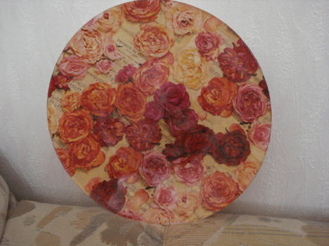 tányér tele rózsákkal
