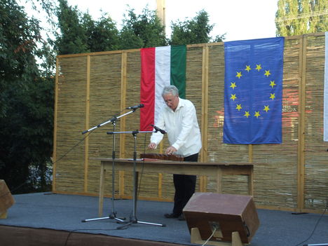 Szólistaként a szinpadon.