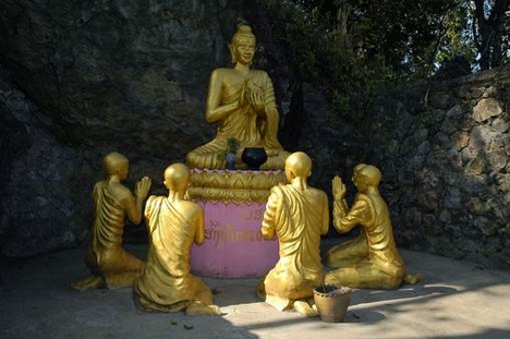 Luangi szobrok aranyból
