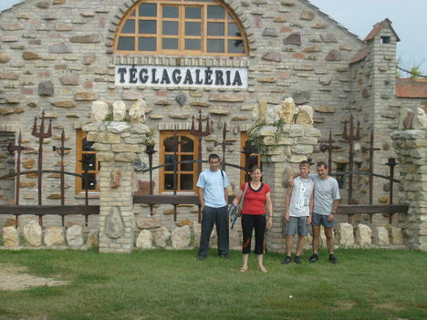 Téglagaléria előtt