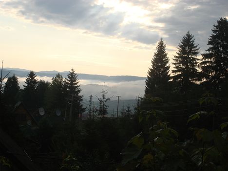 Erdély Csíikszereda hajnalban a hegyről nézve