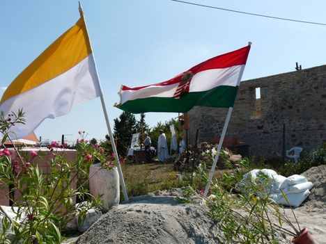 Mise az épülő kápolnánál