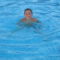 Béla Bence élvezi a hotel medencéjét