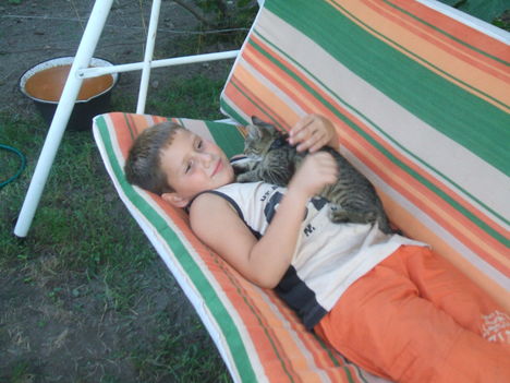 Béla Bence kis cicájával