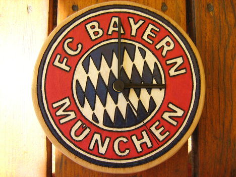 8. Bayern München logós óra
