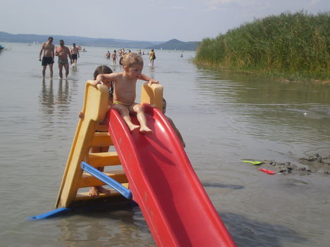 Csúszok a vízbe